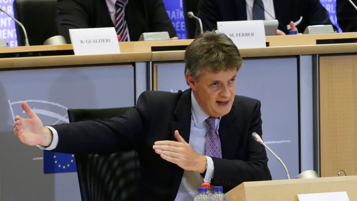 Britský eurokomisár Jonathan Hill počas vypočúvania.