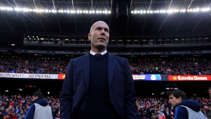 Kouč madridského Realu Zinédine Zidane sleduje ihrisko pred El Clásicom.