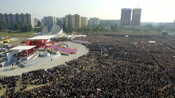 Tisíce ľudí počas návštevy Jána Pavla II. v Bratislave v roku 2005.