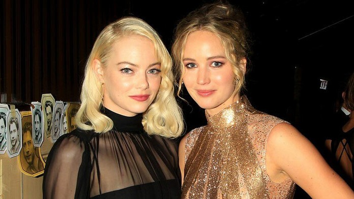 Emma Stone a Jennifer Lawrence na premiére filmu Mother!