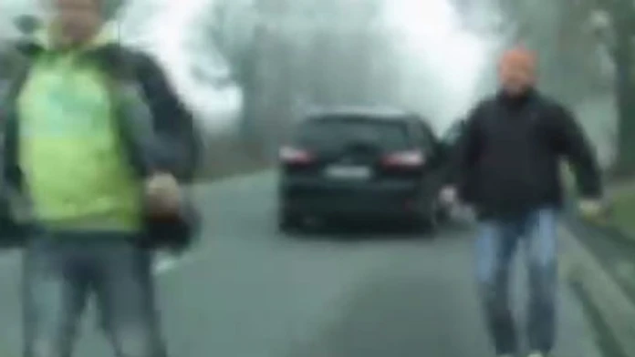 Na snímke prístroj na všívanie umelých vlákien do prírodného trávnika.