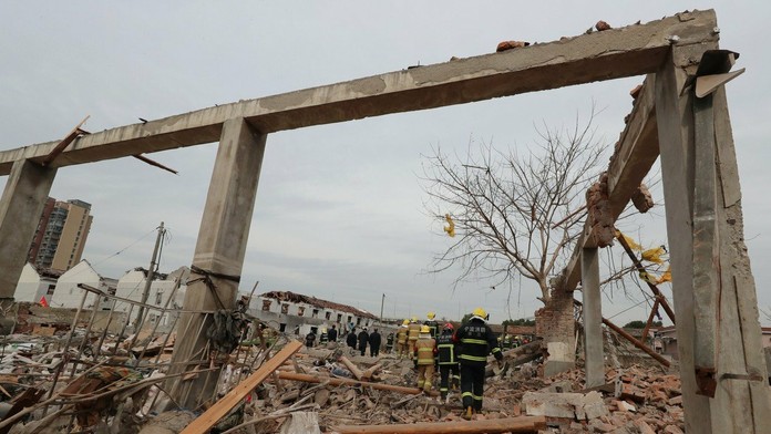 Sopka Agung opäť chrlí lávu a popol.