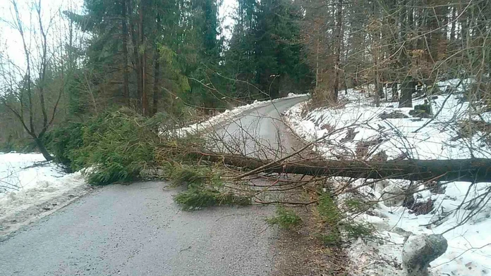 Pozor na silný vietor, výstrahy už platia nielen na horách