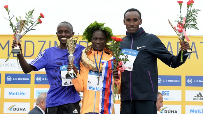  Keňan Samuel Kiplimo Kosgei vyhral MMM, krajan Collins Kosgei Tanui bol druhý (vľavo) a tretí Etiópčan Haile Tolossa Bekuma.