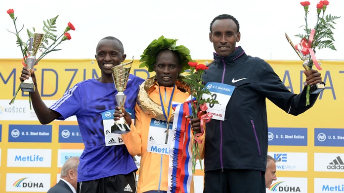  Keňan Samuel Kiplimo Kosgei vyhral MMM, krajan Collins Kosgei Tanui bol druhý (vľavo) a tretí Etiópčan Haile Tolossa Bekuma.