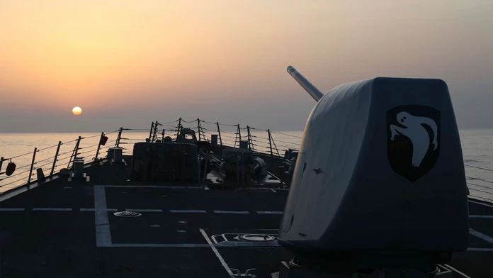 Na snímke amerických námorných síl torpédovec s riadenými strelami USS Milius, ktorý preplával cez Taiwanský prieliv.