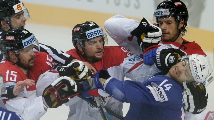 Šarvátka medzi Francúzmi Stephanom Da Costom a Rakúšanmi Manuelom Latusom, Alexanderom Pallestrangom a Thomasom Rafflom.