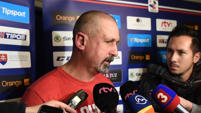 Tréner slovenskej hokejovej reprezentácie Zdeno Cíger počas rozhovoru pre médiá.