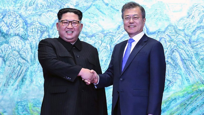 Lídri Severnej a Južnej Kórey sa stretli v demilitarizovanej zóne.