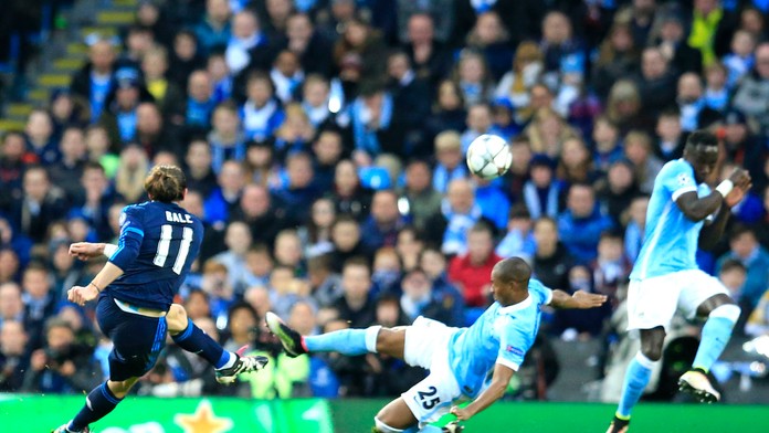Gareth Bale z Realu (vľavo) a Fernandinho z Manchestru City v súboji o loptu počas prvého semifinále LM.