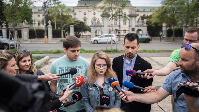 Zástupcovia z iniciatívy Za slušné Slovensko Peter Nagy, Karolína Farská, Juraj Šeliga.