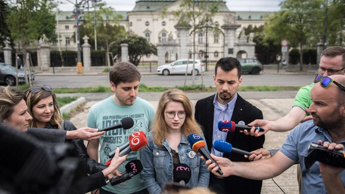 Zástupcovia z iniciatívy Za slušné Slovensko Peter Nagy, Karolína Farská, Juraj Šeliga.