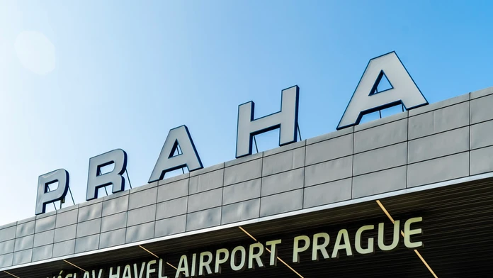 Pred hodinami mali odletieť do Bulharska, stále čakajú na letisku. Problémy s meškajúcimi letmi z Prahy pokračujú