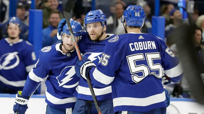 Steven Stamkos z Tampy oslavuje gól proti Vancouveru.