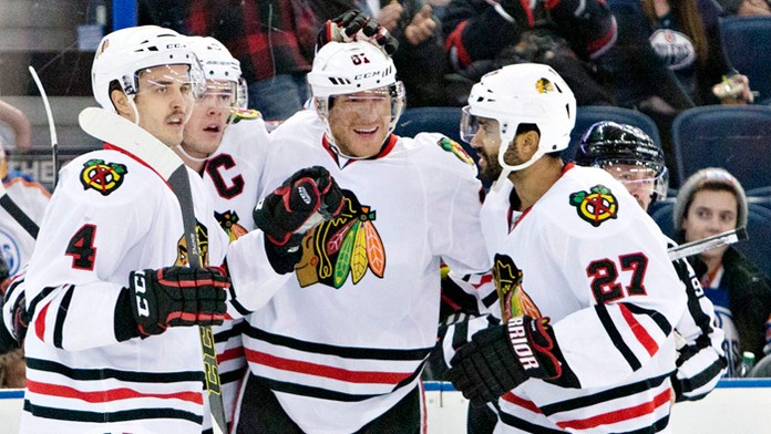  Hráči Chicaga Niklas Hjalmarsson (4), Jonathan Toews (19), Marián Hossa (81) a Johnny Oduya (27).
