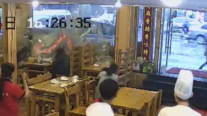 Auto vletelo do reštaurácie.