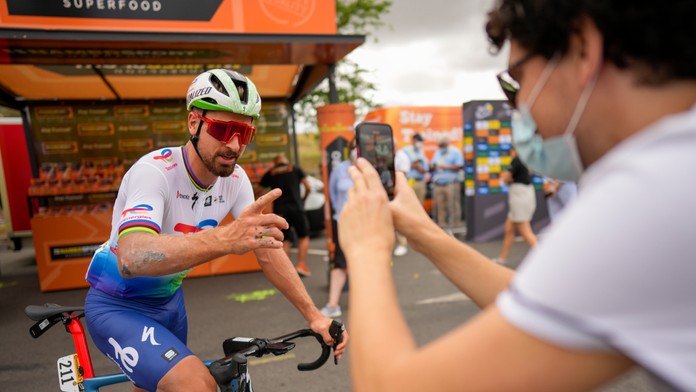Peter Sagan pózuje fanúšikovi pred štartom druhej etapy