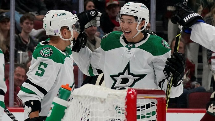 Andrej Sekera sa teší z gólu s Jasonom Robertsonom.