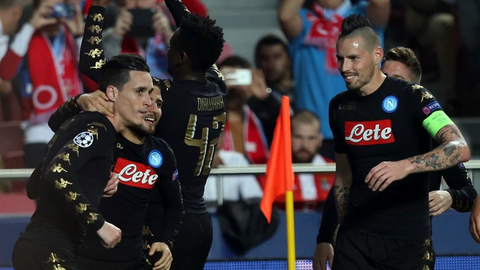 Radosť hráčov Neapola (napravo Marek Hamšík) po góle Josého Callejóna (vľavo) v dueli LM proti Benfice.