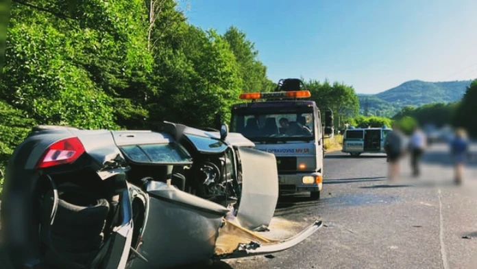 Auto prevrátené na boku po zrážke s ďalším vozidlom.