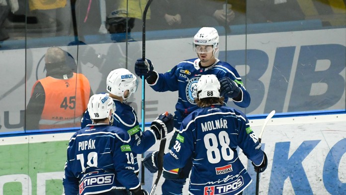 Radosť hráčov HK Nitra po strelení gólu.