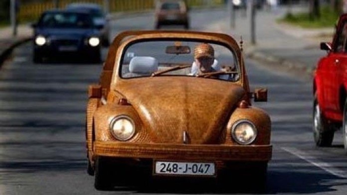 Volkswagen z dreva.