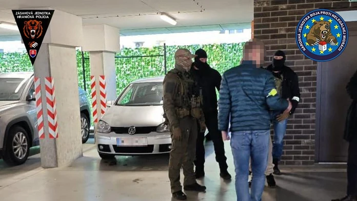 Polícia obvinila troch ľudí z obchodovania s dievčatami