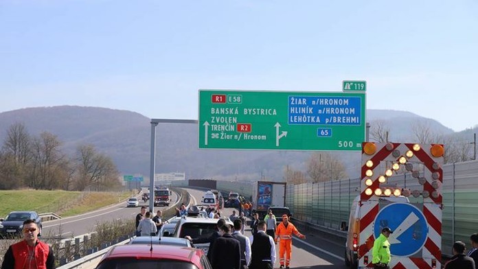 Premiér Peter Pellegrini volil s mamou.
