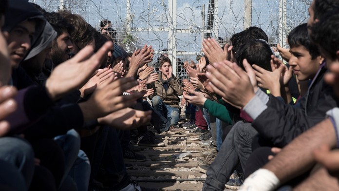 Na grécko-macedónskych hraniciach uviazlo vyše 7000 migrantov.
