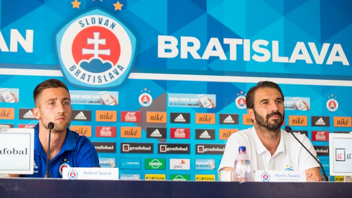 Tréner ŠK Slovan Bratislava Martin Ševela a hráč Andraž Šporar počas tlačovej konferencie.