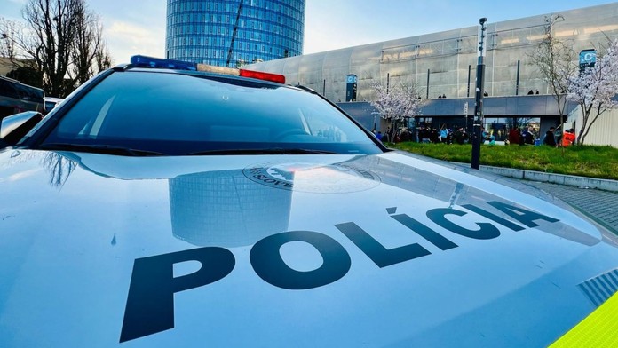 Pri bytovom dome v Ružinove našli ráno mŕtvu ženu