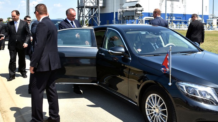 Na archívnej snímke prezident Andrej Kiska do svojej limuzíny.