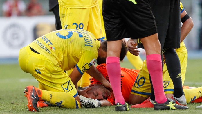 Gólman Chieva Stefano Sorrentino po súboji s Cristianom Ronaldom z Juventusu.
