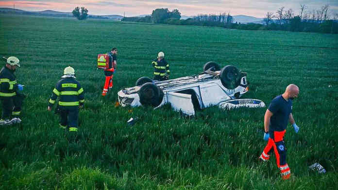 Snímka zachytáva nehodu, pri ktorej sa auto prevrátilo na strechu. 