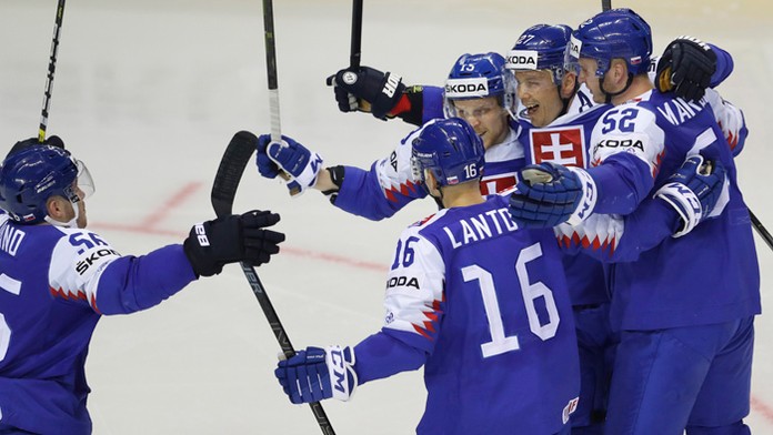 Vľavo prekonaný Patrik Rybár a gólová radosť Kanaďanov v dueli na MS 2019.