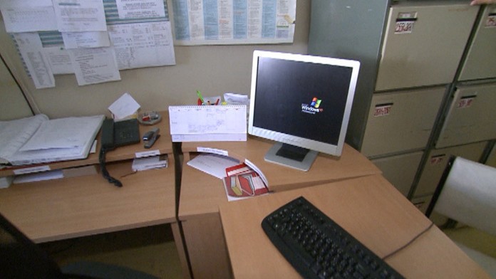 Nefunkčný počítač v nitrianskej nemocnici po zásahu kyberútokom.