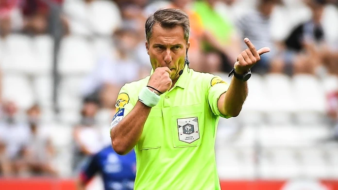 Ešte v nedeľu rozhodoval zápas PSG, dnes už nežije. Zomrel uznávaný francúzsky arbiter