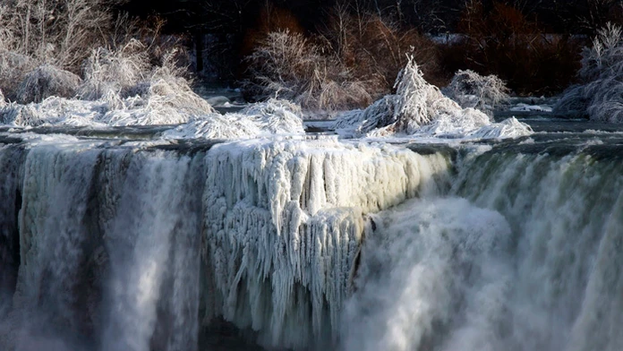 Zamrznuté Niagarské vodopády.