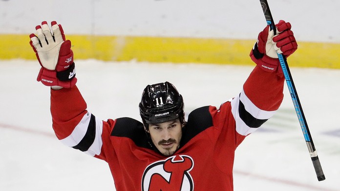 Brian Boyle z New Jersey v dueli proti Coloradu.