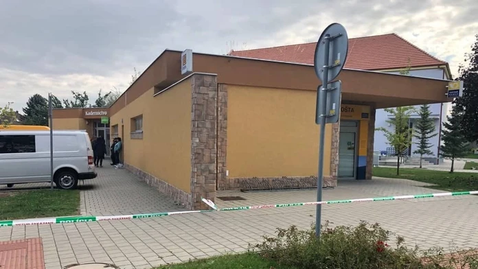 Vykradnutá pošta.