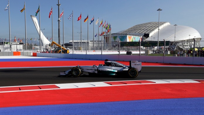 Britský pilot F1 na Mercedese Lewis Hamilton v zákrute počas VC Ruska na okruhu v Soči.