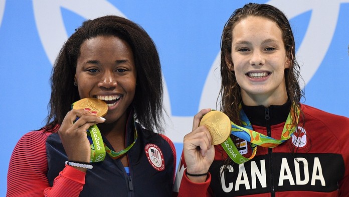 Američanka Simone Manuelová a Kanaďanka Penny Oleksiaková