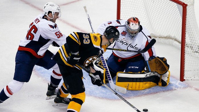 Slovenský hokejový obranca Bostonu Bruins Zdeno Chára strieľa v prípravnom stretnutí s Washingtonuom gól brankárovi Phoenixovi C