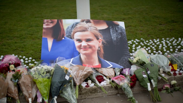Kvety na znak úcty pri obrázku zabitej britskej labouristickej poslankyne Jo Coxovej neďaleko parlamentu v Londýne..