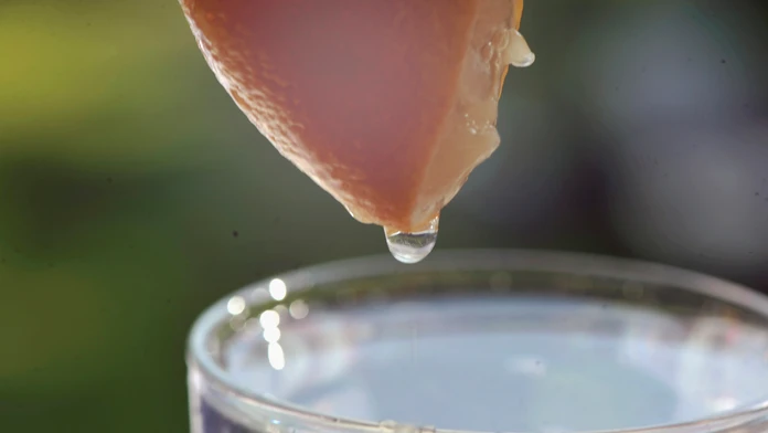 Voda s citrónom. 