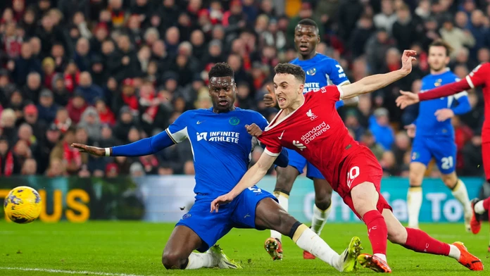 Kluby Premier League minuli na prestupy najmenej od roku 2012. Na čele rebríčka je francúzska súťaž