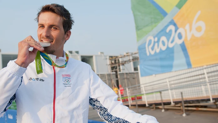 Vodný slalomár Matej Beňuš pózuje so striebornou olympijskou medailou z Ria.