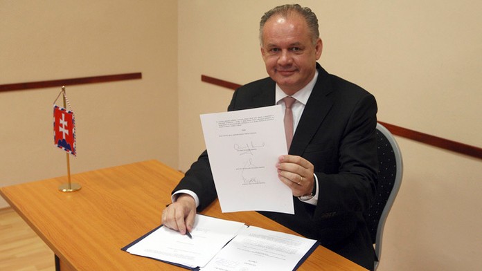 Prezident Andrej Kiska s podpisom pod novelou ústavy, ktorá umožní zrušiť Mečiarove amnestie.