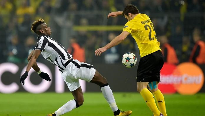 Hráč Juventusu Paul Pogba a vpravo hráč Dortmundu Sokratis Papastathopoulos v semifinále Ligy majstrov Borussia Dortmund - Juven