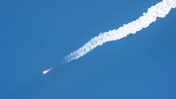 K Zemi sa nekontrolovateľne rúti čínska raketa. Vedci zatiaľ nevedia, kde presne dopadne